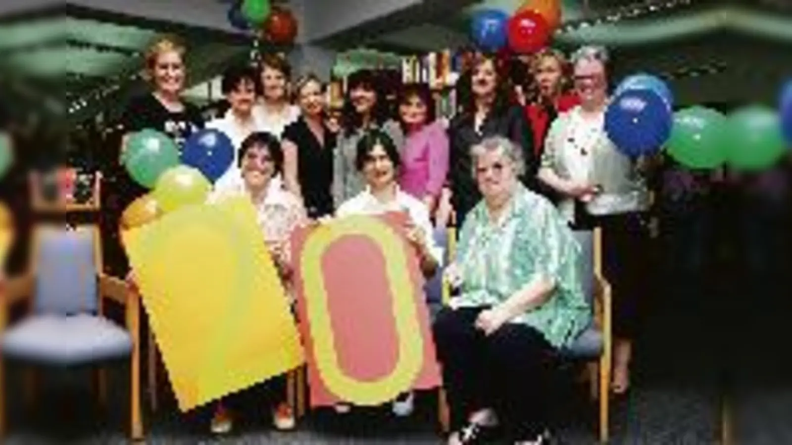 Petra Winnerlein (hinten li.) und ihr Team feiern: 20 Jahre ist die Moosacher Stadtbibliothek in der Hanauer Straße 61a zuhause.	 (Foto: cr)