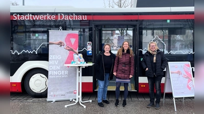 Corinna Klaus, Caritas und Christina Ritter und Elisabeth Bergemann vom Gesundheitsamt Dachau bei der HIV-Testaktion. (Foto: LA Dachau/Sina Török)