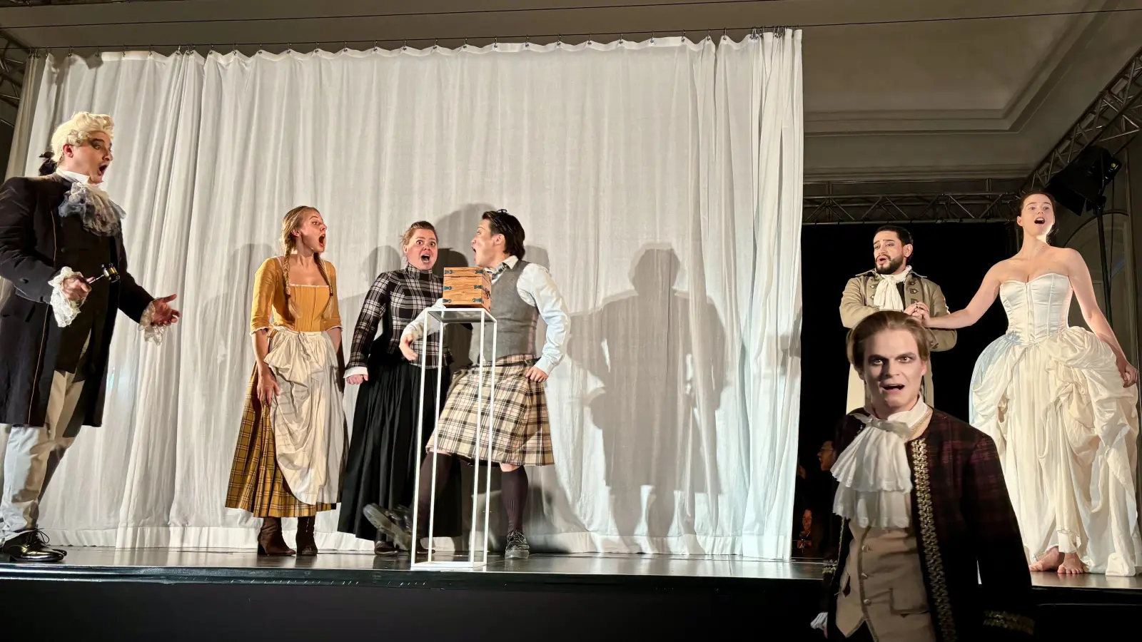 Die Kammeroper München besteht seit 2004. Zum Jubiläum führt sie die französische Oper „Die weiße Dame” im Hubertussaal auf. (Foto: Ulrike Seiffert)