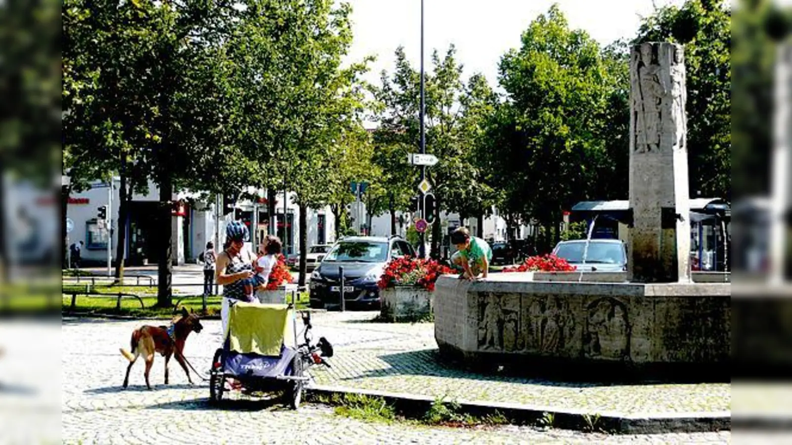 Den Pfanzeltplatz kennt jeder, aber bei der Stadtteilführung werden auch unbekannte Orte des Viertels unter die Lupe genommen.  	 (Foto: Schibelle)