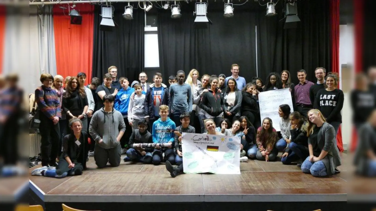 Und jetzt alle zusammen: Schüler, Lehrer, Sozialarbeiter und KPMG-Mitarbeiter beim „Make a difference day” in der IG-Feuerwache. (Foto: ds)