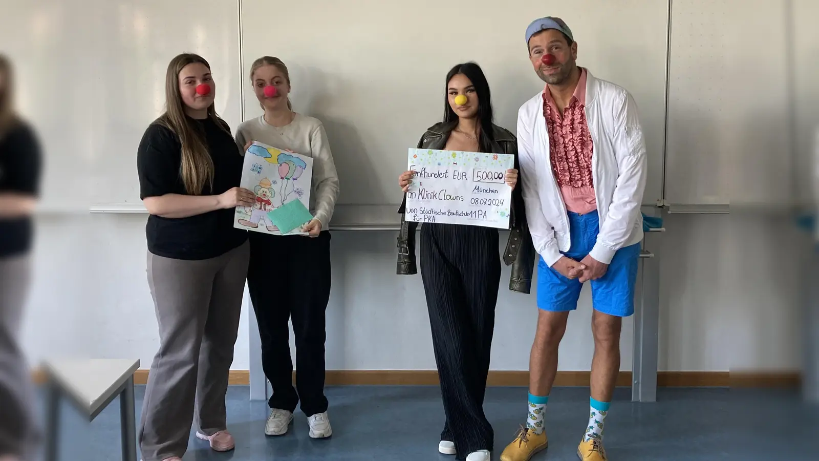 Bei der Spendenübergabe: Schülerinnen der Klasse 10 MP und KlinikClown „Dr. Batscho“. (Foto: Malwina Hamann)