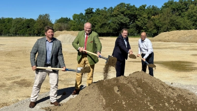 Feierlicher Spatenstich (v.l.): Markus Schmelz von Geothermie Gräfelfing, Landrat Christoph Göbel, Bürgermeister Peter Köstler und Thomas Banck von Geothermie Gräfelfing. (Foto: Ulrike Seiffert)
