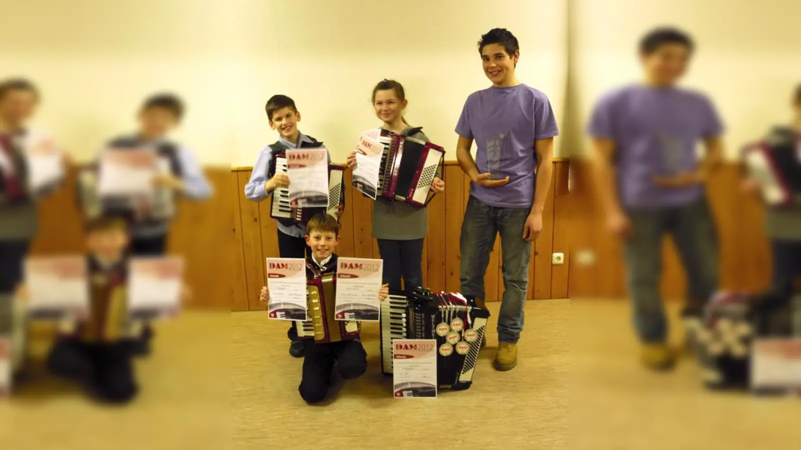 Die  (Foto: Markus Gaar (knieend), Jozo Pavlovic, Theresa Weyh und Maxi Brummer (v.l.).	Privat)