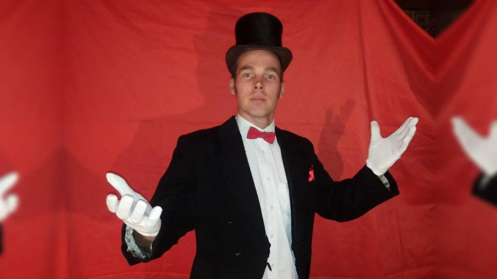 Sven Hölscher vom Circus Galliano freut sich auf viele Mal- und Bastelwerke. (Foto: pi)