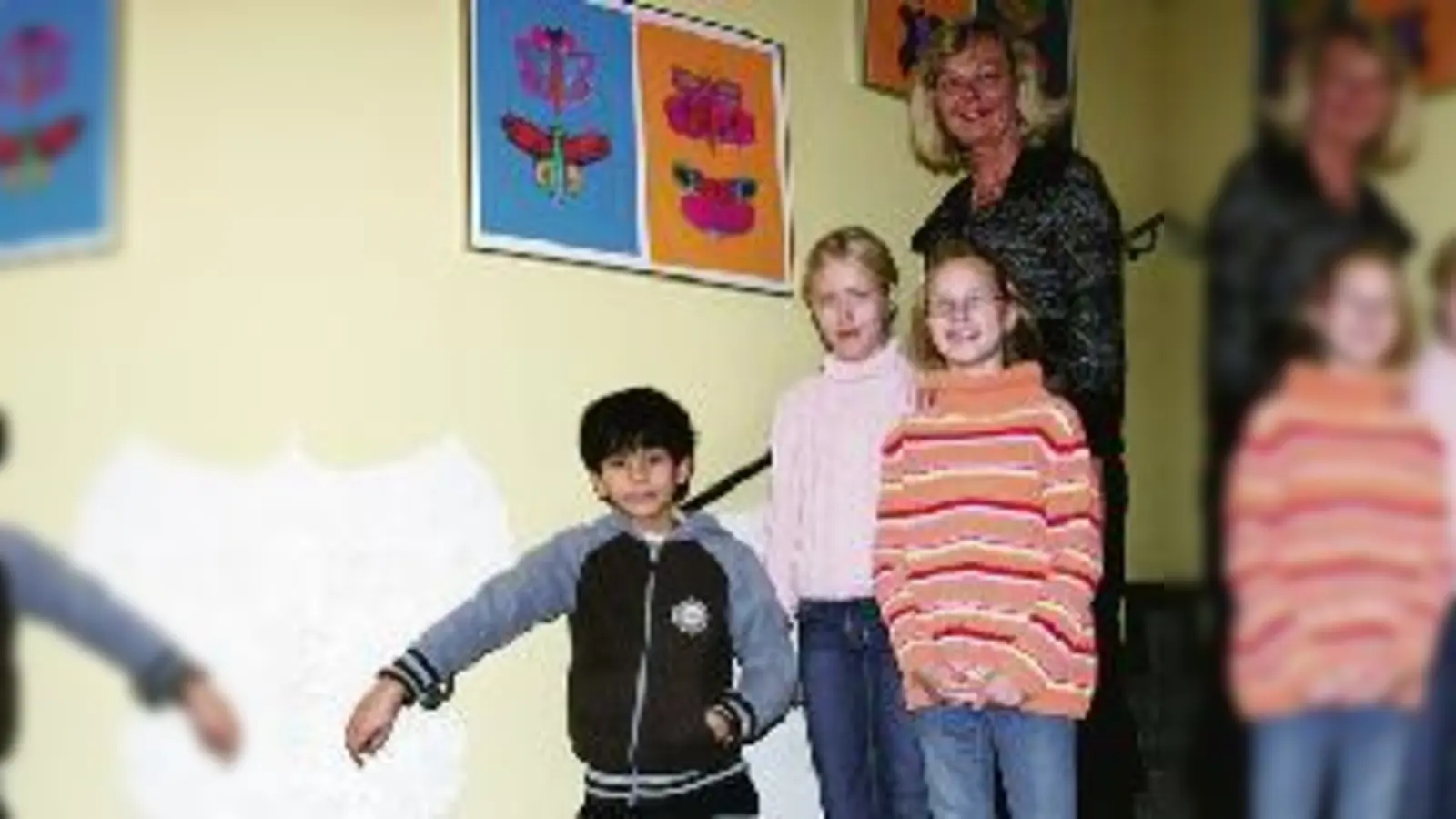 Rektorin Evelyn Weiser mit Kindern der dritten Klasse im heruntergekommenen Gang der Schule am Amphionpark.  (Foto: wei)