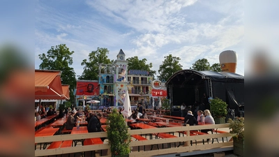 Täglich wechselndes Programm gibt&#39;s im großen Biergarten. (Foto: jhö)