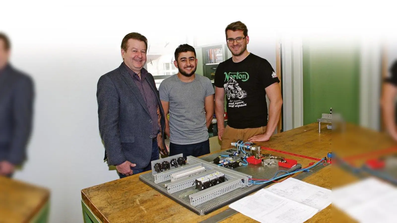 Harald Zillner (links) und Sebastian Brunnhuber sind stolz auf ihren Auszubildenden Dilo Pso Namir. (Foto: cr)