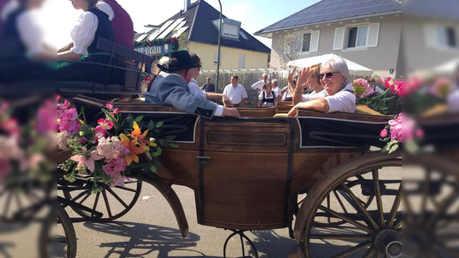 Die Ehrengäste winkten aus der Festkutsche. (Foto: pst)