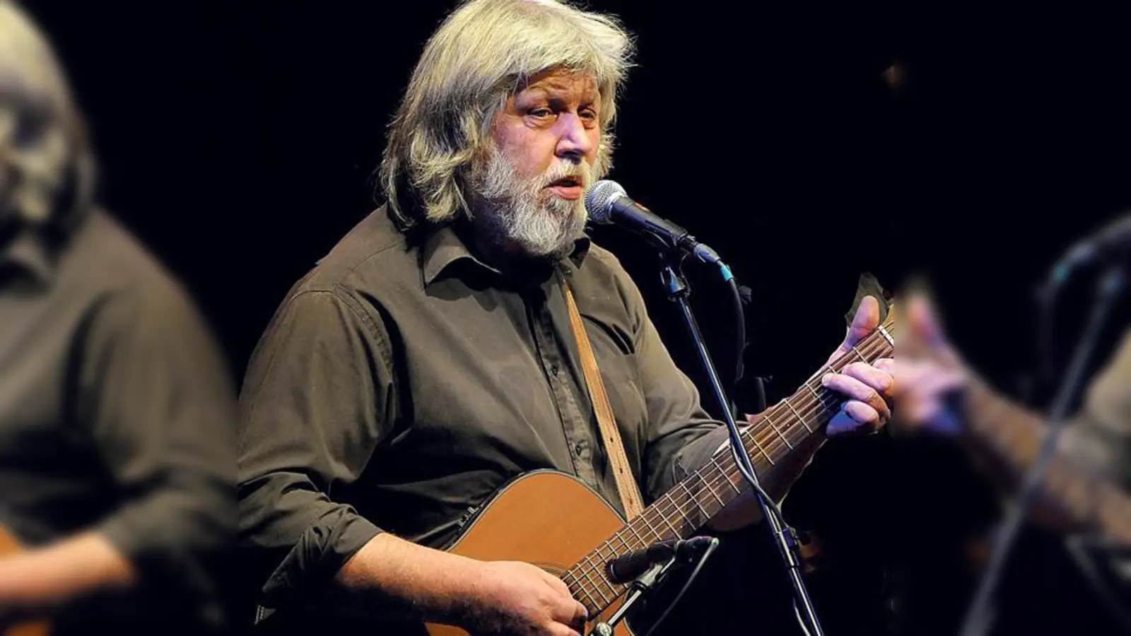 Sepp Raith singt und liest zur Finissage der Ausstellung an der Severinstraße 6.	 (Foto: VA)