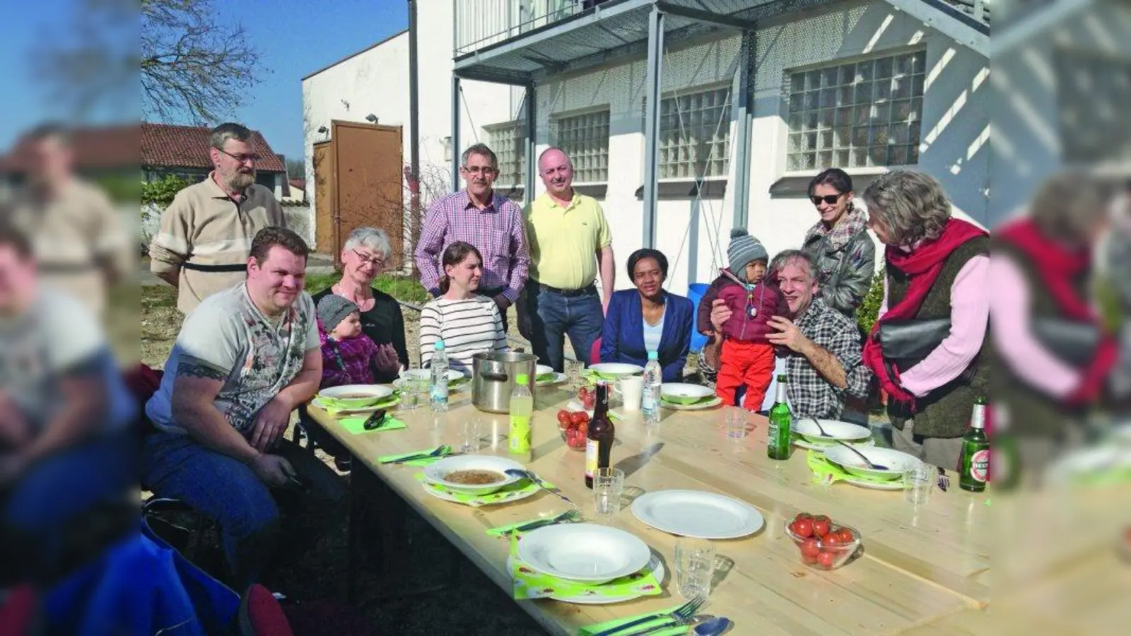 Bei schönem Wetter genossen die ehrenamtlichen Helfer das „Danke-Schön”- Mittagessen. (Foto: pst)