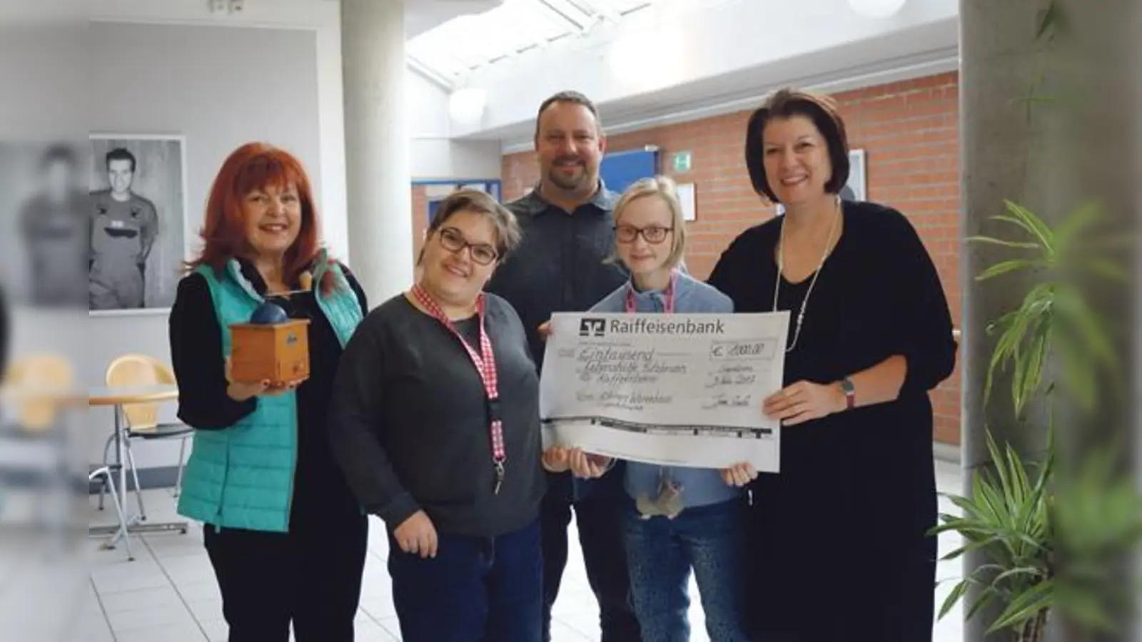Ingrid Steel (l.) überreichte an Andrea Stauber (r.) und den künftigen Röster Stefan Mancassola sowie einige Mitglieder des Röster-Teams einen Spendenscheck im Wert von 1.000 Euro. 	 (Foto: hw)