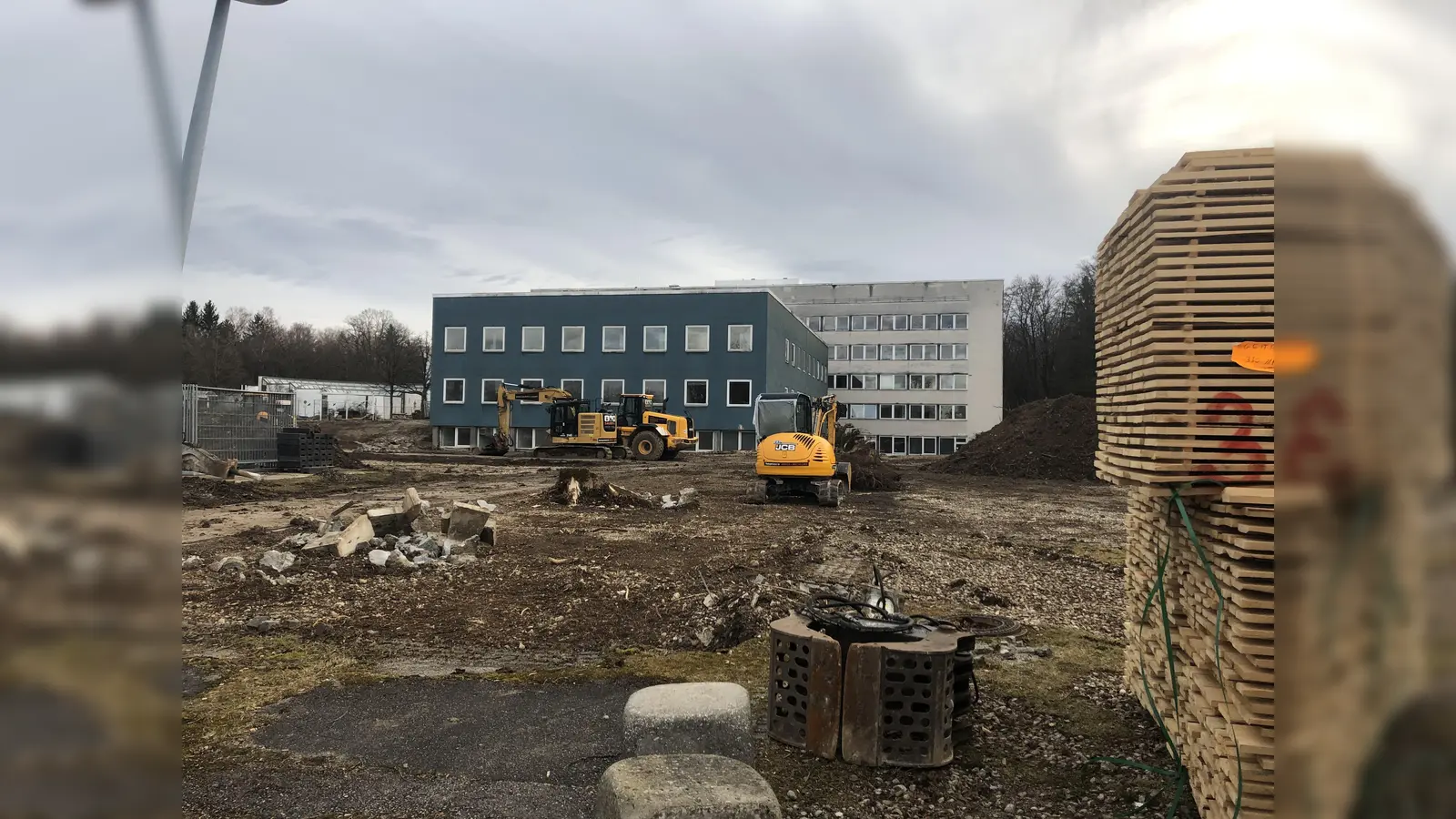 Die Vorbereitungen für den Abriss der ehemaligen Kinderklinik laufen auf Hochtouren.  (Foto: hw)