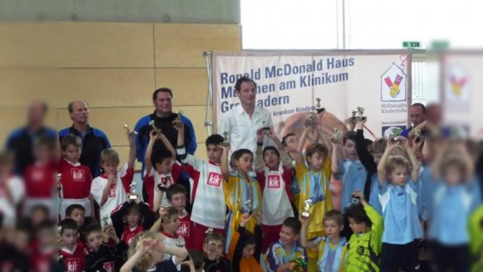 Ludwig Rank, Jugendleiter, Markus Schmid, stv. Jugendleiter, Markus Schroth vom TSV 1860 München sowie die Mannschaften der F-Junioren des Benefizturnieres des SV Sentilo Blumenau 2009.           Foto:privat
