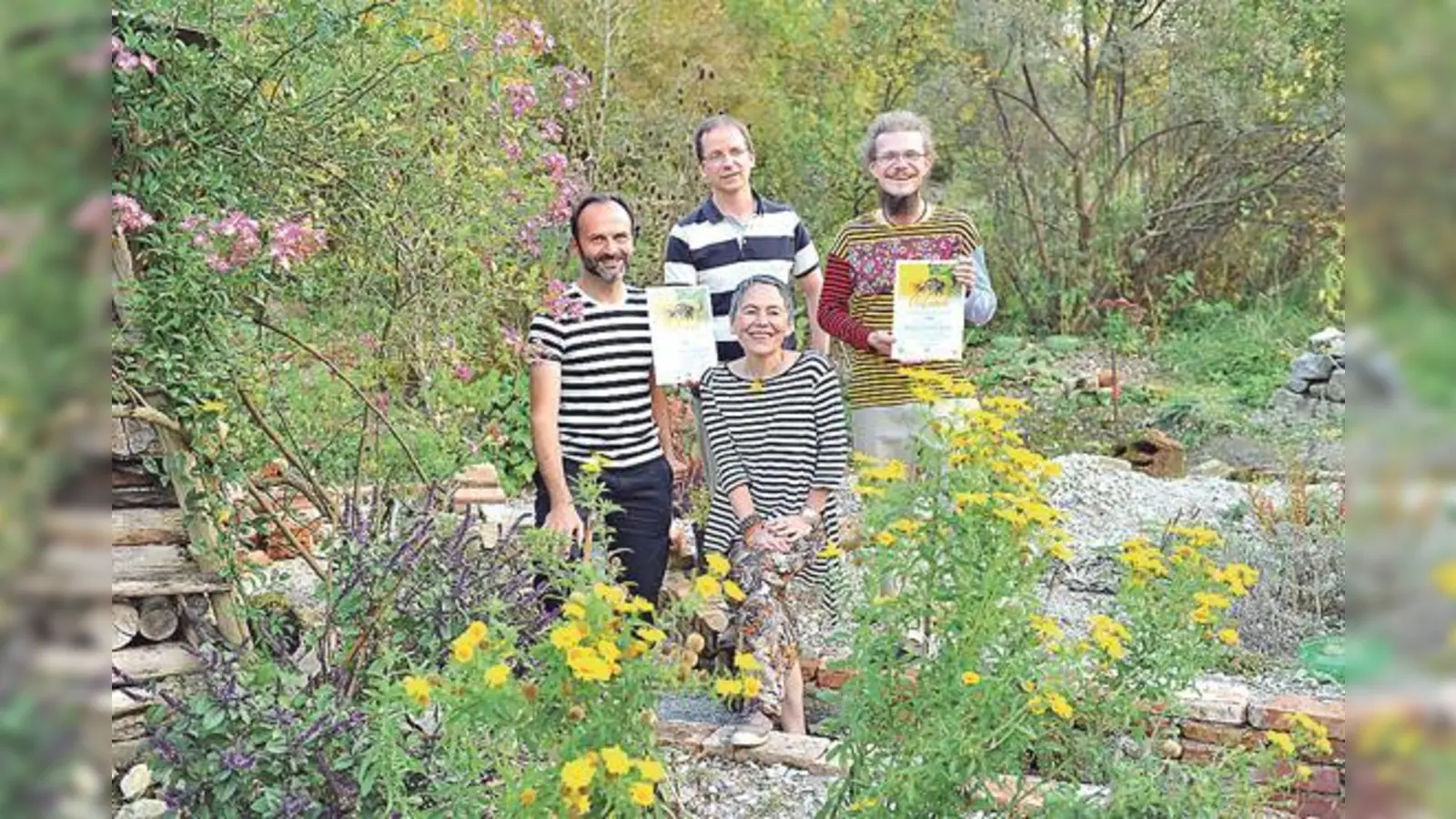 Konrad Bucher, Martin Lell, Benedikt Meier und Christine Leyermann sind vier von vielen Bienenfreunden aus der AG Wildgarten am Ökologischen Bildungszentrum München, die für ihr Gartenprojekt ausgezeichnet worden sind. 		 (Foto: Astrid Schmidhuber)