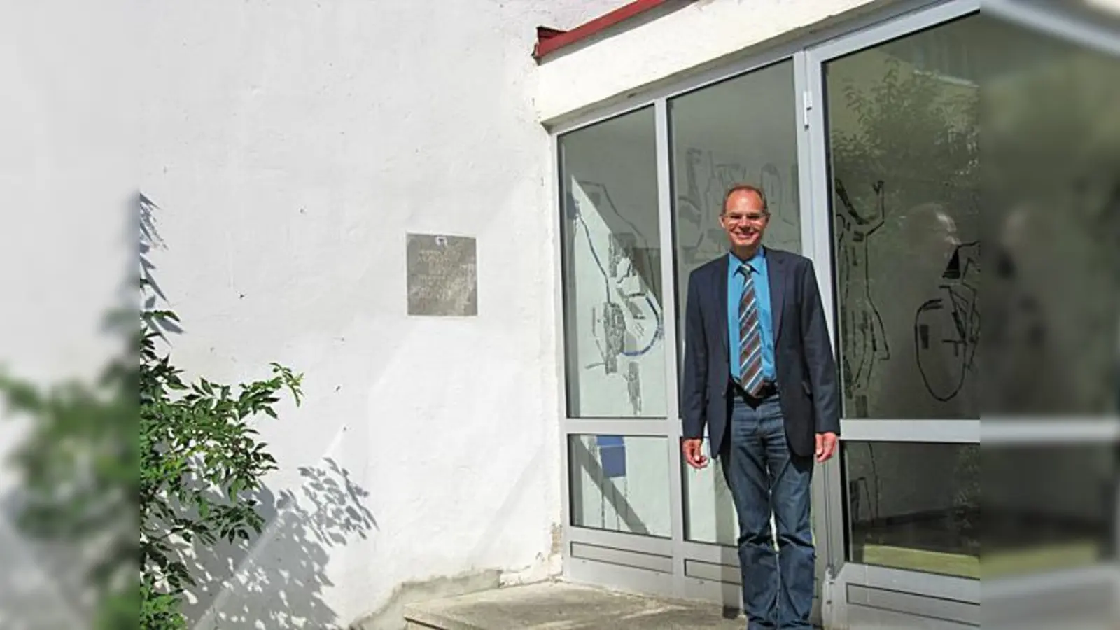Schulleiter Gerhard Becker sagt, an einer neuen Turnhalle für das Theodolinden-Gymnasium führt kein Weg vorbei. 	 (Foto: hw)