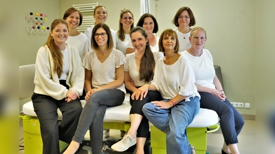 Die Hebammen in der Geburtshilfe am Klinikum Landkreis Erding: vorne v.l. Marlen Braun, Julia Neumeier, Dana Dormann, Petra Schwarz, Eliane Eberl. Hinten v.l. Stephanie Schmidt, Christina Schmid, Tina Winter, Dagmar Schmmaus und Annette Gerboin. (Foto: Klinikum Erding)