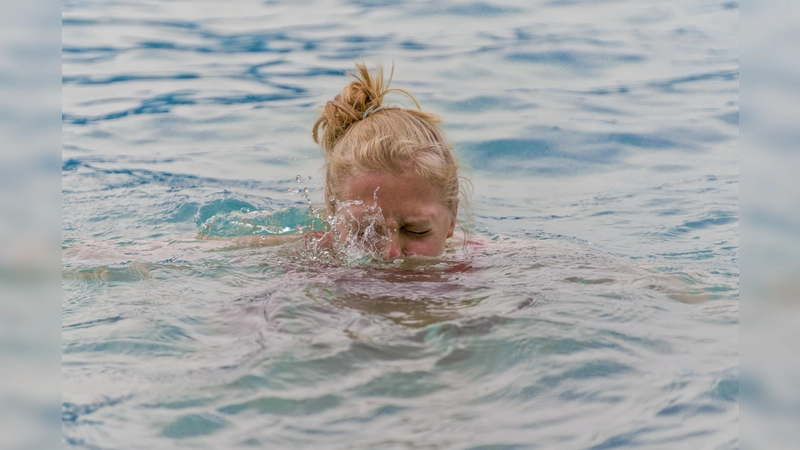Immer mehr Jugendliche sind keine guten Schwimmer. Mit dem Tag des Schwimmens in Grafing will die Wasserwacht dieser Entwicklung entgegenwirken. (Foto: BRK)