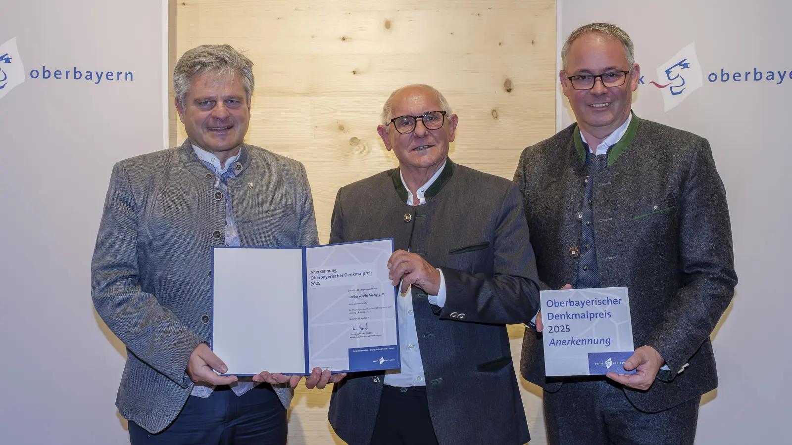 Thomas Schwarzenberger (Bezirkstagspräsident Oberbayern, r.) verlieh eine Anerkennung zum Oberbayerischen Denkmalpreis 2025 an Maximilian Brunner (Förderverein Alling e.V.), und Ersten Bürgermeister Stefan Joachimstaler (l.). (Foto: Bezirk Oberbayern/Wolfgang Englmaier)