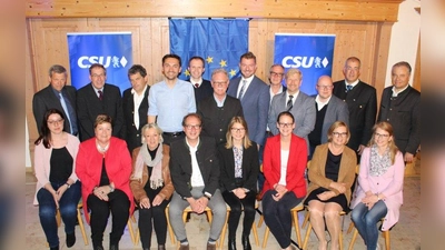 Der Kreisverand mit dem Landtagsabgeordneten Harald Kühn (Gehört nicht dem Kreisvorstand an): Monika Engel, Andrea Jochner-Weiß, Irma Gundlach, Alexander Dobrindt, Theresa Pfeifer, Alexandra Bertl, Michaela Liebhardt, Barbara Fischer (sitzend von links), Michael Eberle, Norbert Merk, Robert Schiebel, Aleksandar Trifunovic, Georg Leis, Dr. Karl Breu, Peter Ostenrieder, Michael Deibler, Klaus Gast, Matthias Leis, Guntram Vogelsgesang und Harald Kühn (stehend von links).Nicht auf dem Bild sind: Johann Bertl, Uta Orawetz und Ulrich Schleich. (Foto: CSU-Kreisverband)