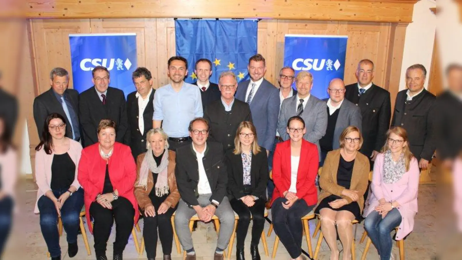 Der Kreisverand mit dem Landtagsabgeordneten Harald Kühn (Gehört nicht dem Kreisvorstand an): Monika Engel, Andrea Jochner-Weiß, Irma Gundlach, Alexander Dobrindt, Theresa Pfeifer, Alexandra Bertl, Michaela Liebhardt, Barbara Fischer (sitzend von links), Michael Eberle, Norbert Merk, Robert Schiebel, Aleksandar Trifunovic, Georg Leis, Dr. Karl Breu, Peter Ostenrieder, Michael Deibler, Klaus Gast, Matthias Leis, Guntram Vogelsgesang und Harald Kühn (stehend von links).Nicht auf dem Bild sind: Johann Bertl, Uta Orawetz und Ulrich Schleich. (Foto: CSU-Kreisverband)