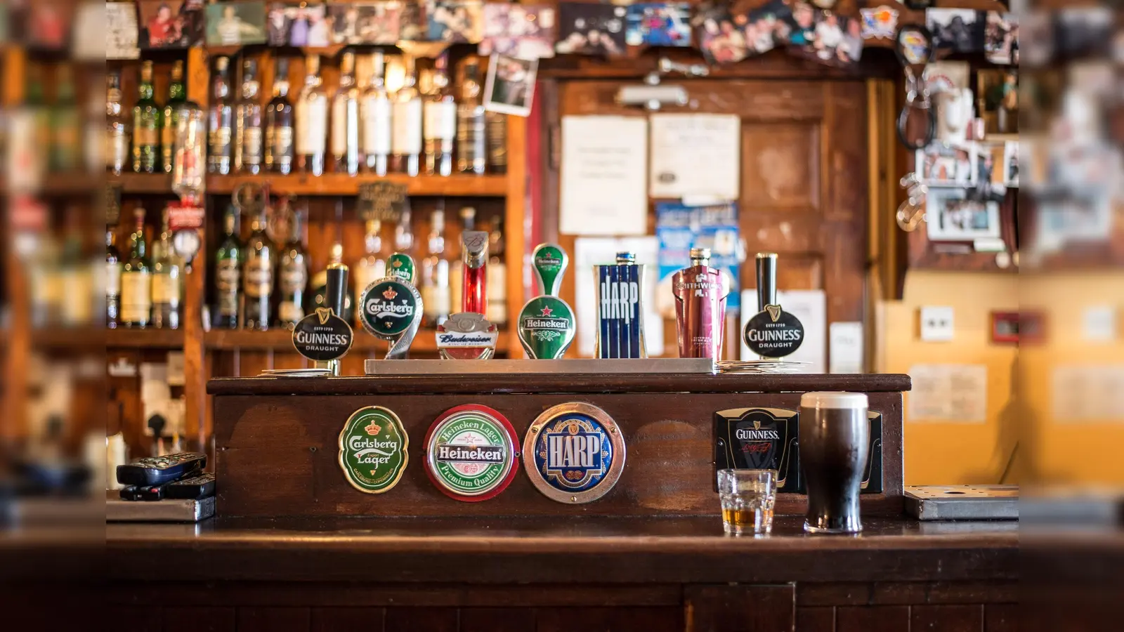 Die Hygienevorschriften der Gastronomie gelten auch in den Schankwirtschaften und Bars, um den Infektionsschutz zu gewährleisten. Hintergrundmusik ist erlaubt, Tanzen bleibt jedoch untersagt. (Foto: CC0)