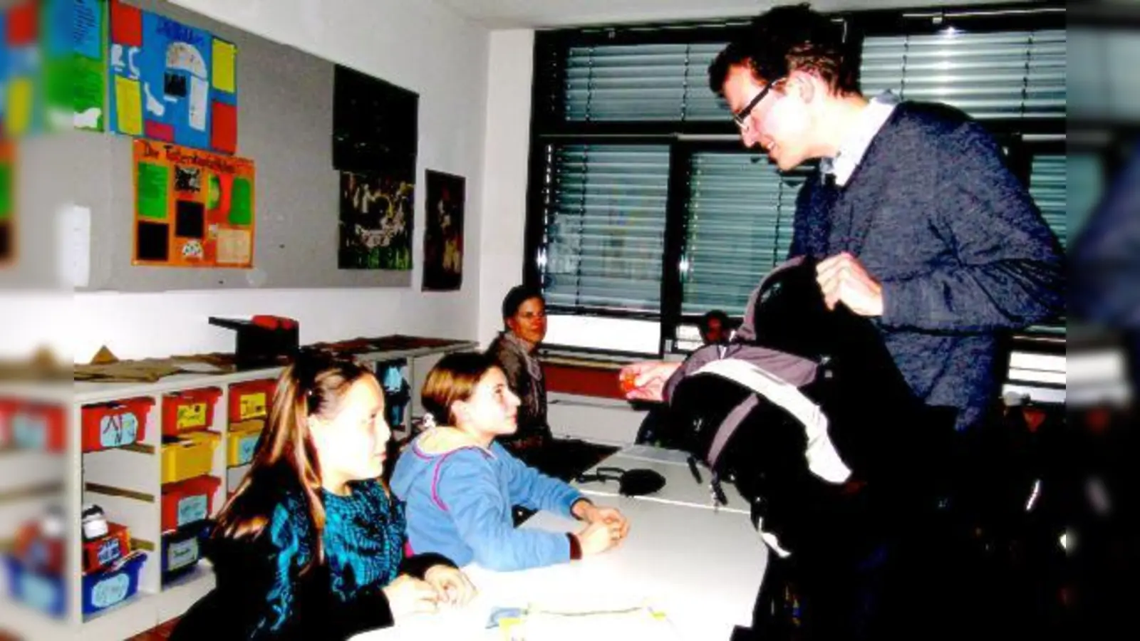 Der Begründer der »Mexico Hilfe«, Alexander Waldemer, verteilt kleine Nussschildkröten aus Mexiko an die Ismaninger Realschüler.	 (Foto: Privat)