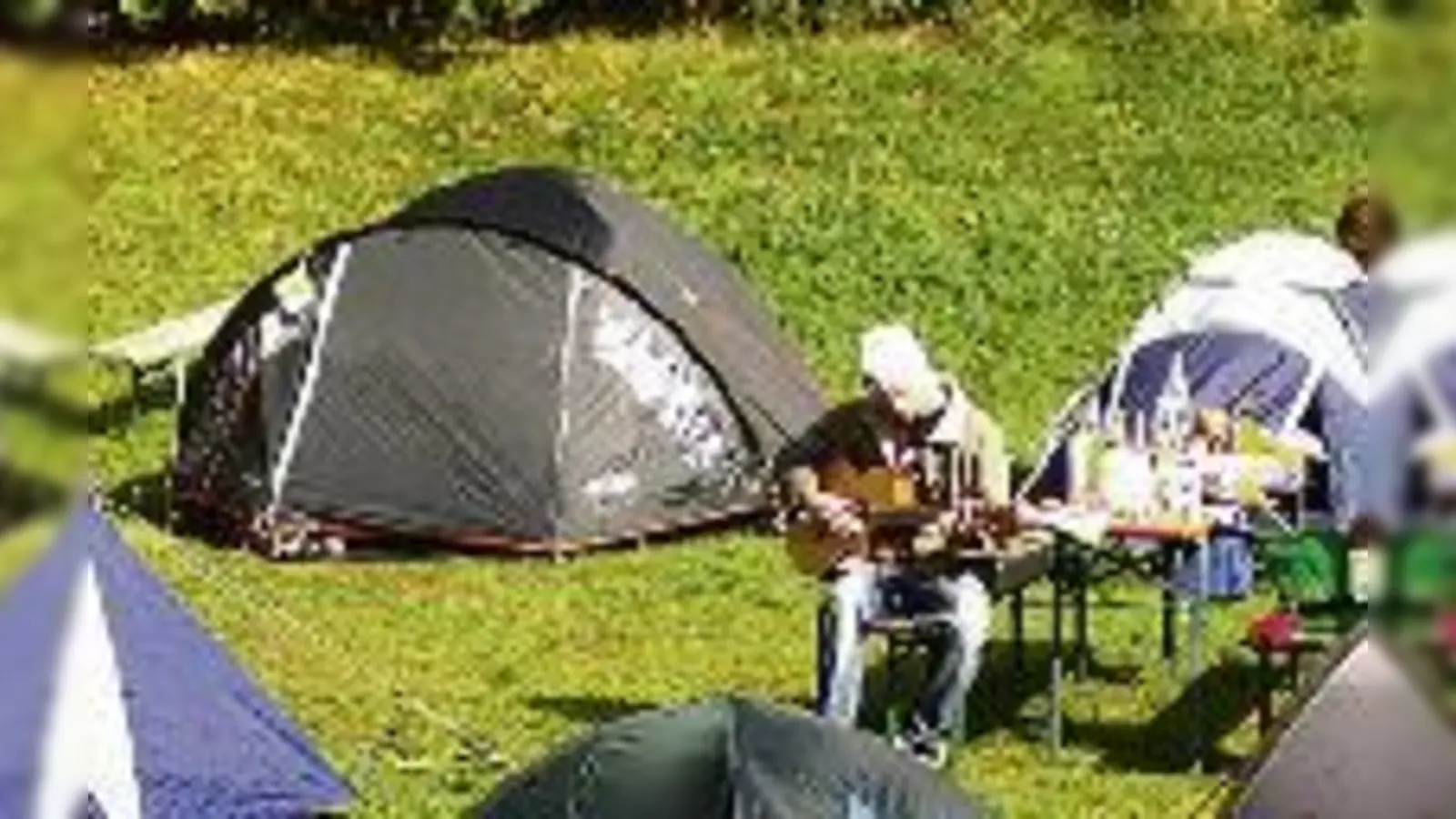 Total entspannt  Das Leben in der Zeltstadt.	 (Foto: VA)