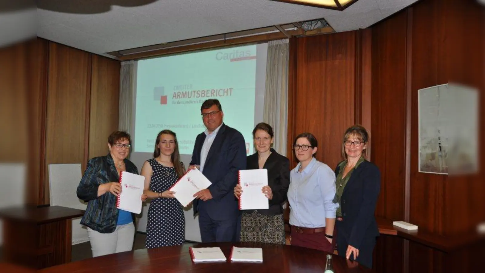 Haben zusammen den Armutsbericht für den Landkreis Dachau vorgestellt (v.l.): Brigitte Detering (Landratsamt Dachau), Lena Wirthmüller (Caritas), Landrat Stefan Löwl, Heidi Schaitl (Caritas), Sabrina Hutner (Caritas) und Beate Deuter (Caritas). (Foto: LRA Dachau)