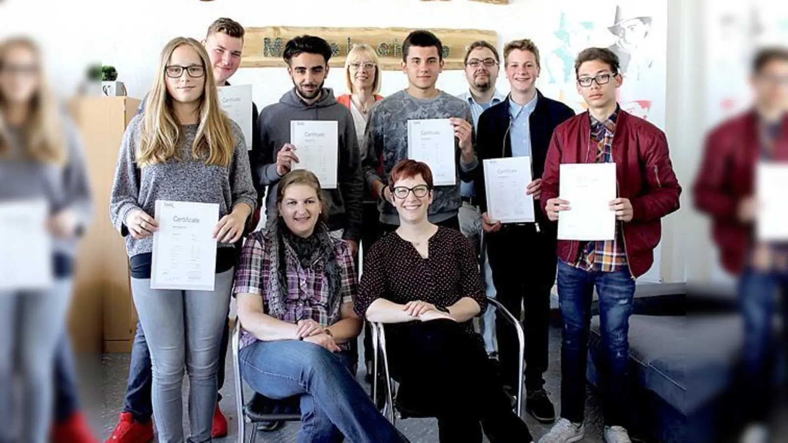 Die Prüflinge freuten sich wie ihre Mentoren über die Zertifikate.  (Foto: VA)