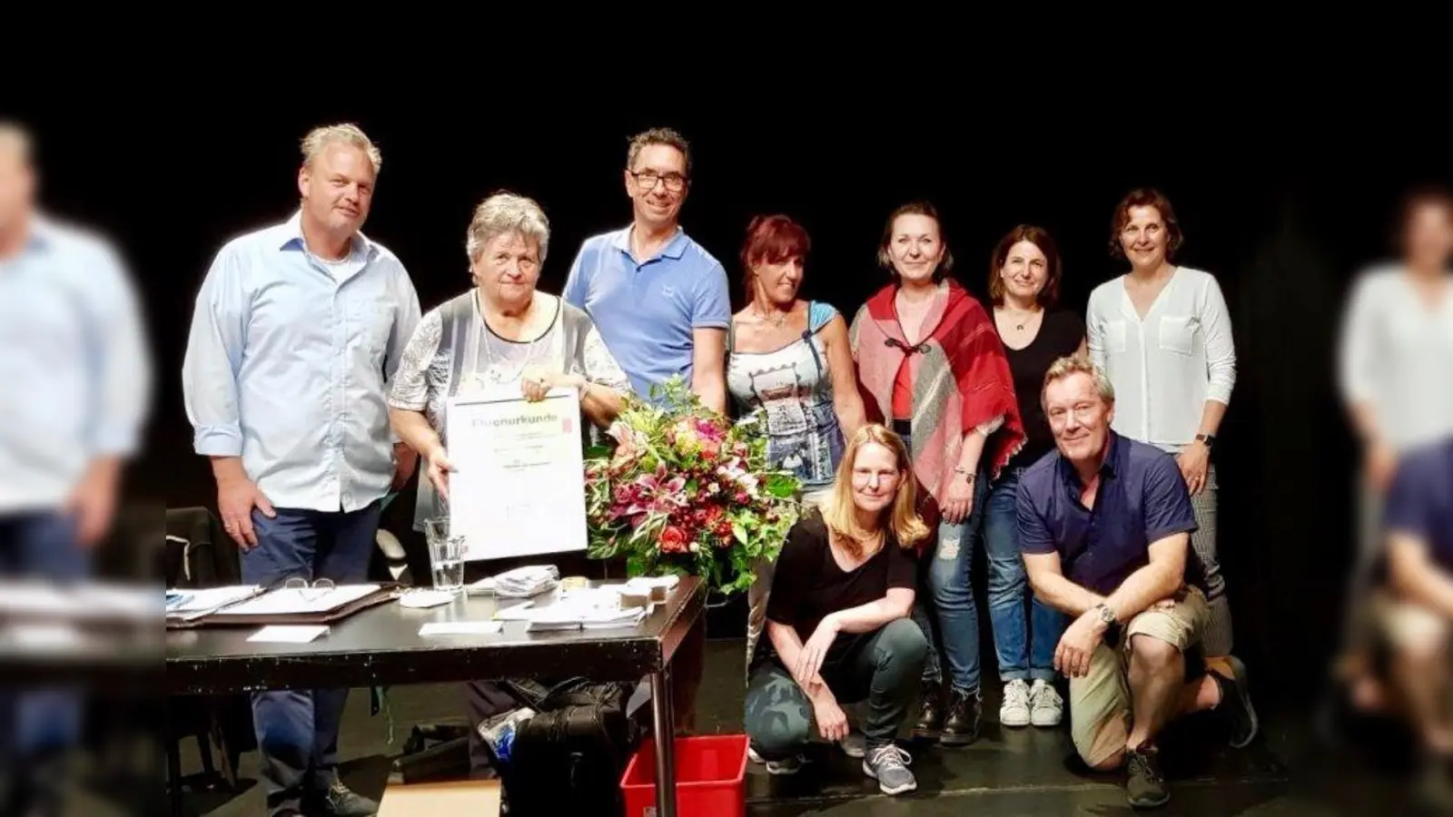 „Die tolle breite Basis erhalten wir!“ Der neue KünstlerSpectrum-Vorstand: Michael Bohlmann, Ehrenvorsitzende Ingrid-Walter-Ammon, Vorsitzender Christoph Mosenthin, Brigitte Raab-Lucke, Gisela Franzke, Alzbeta Müller und Corinna Steiner (v.l.) sowie vorn kniend Julia Bergmann und Peter Stellmach. (Foto: Corinna Steiner)