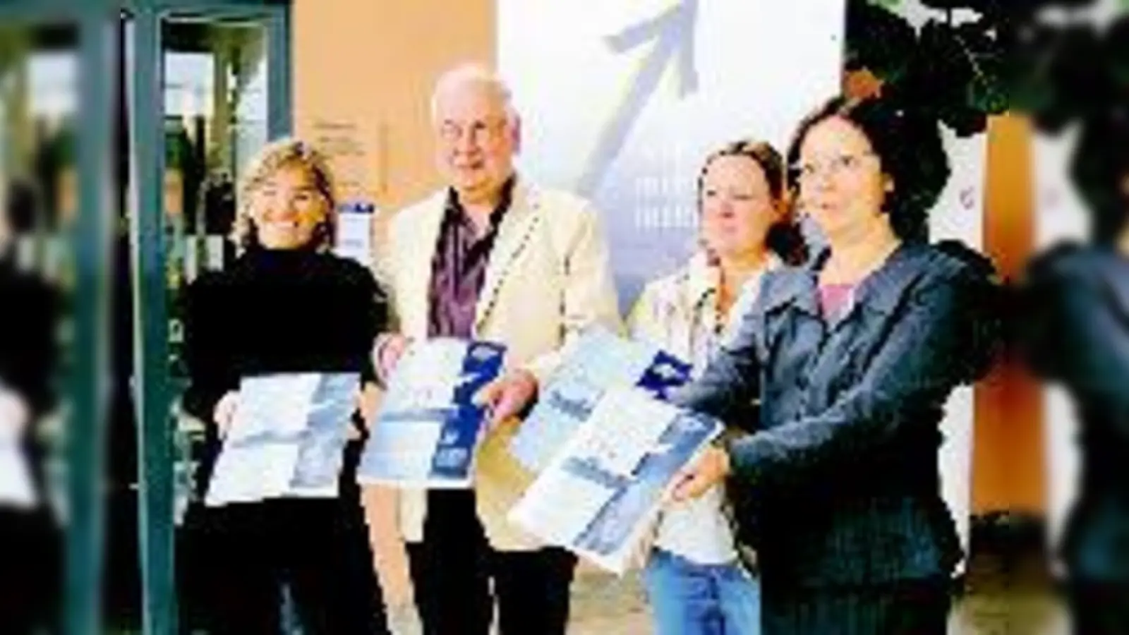 Stolz präsentieren die Leiterinnen und Leiter der Volkshochschulen im Hachinger Tal das neue VHS-Programm. (v. l.): Carmen Böhlke (Oberhaching), Anton Rottenkolber (Taufkirchen), Barbara Sporrer (Unterhaching) und Angelika Rettenbeck (Sauerlach).  (Foto: A.)