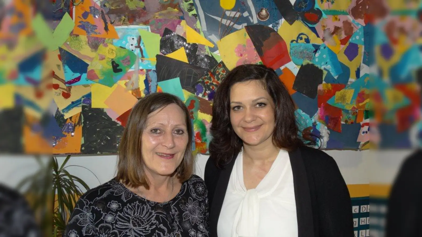 „Bei OptiPrax gehen Theorie und Praxis Hand in Hand”, sagt Helga Schneider, Fachreferentin für den Kita-Bereich der AWO München (links). „Zwei Mitarbeiterinnen übernehmen bei uns die Anleitung für den oder die Auszubildende”, ergänzt Andrea Hohenlohe-Langenburg, Leiterin der AWO-Kindertagesstätte in der Neunkirchner Straße. (Foto: tab)