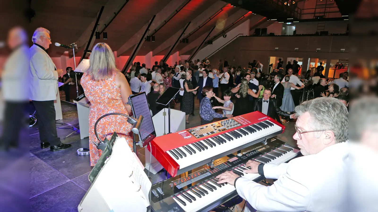 Begeisterte Tänzer gab es beim Da-Capo-Herbstball 2024 in Ebersberg. Im Januar finden neue Tanzkurse statt. Jetzt anmelden. (Foto: DaCapo)