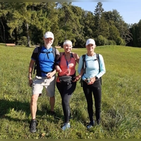 Jürgen Hochwind aus Kaufbeuren und Bea Hull aus München (rechts) wollen den bayrischen Wanderkönigwettbewerb gewinnen, den die zertifizierte Wanderleiterin Irmgard von Oesen (Mitte) ausgerufen hat. (Foto: Irmgard von Oesen)