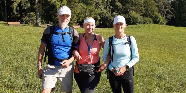 Jürgen Hochwind aus Kaufbeuren und Bea Hull aus München (rechts) wollen den bayrischen Wanderkönigwettbewerb gewinnen, den die zertifizierte Wanderleiterin Irmgard von Oesen (Mitte) ausgerufen hat. (Foto: Irmgard von Oesen)