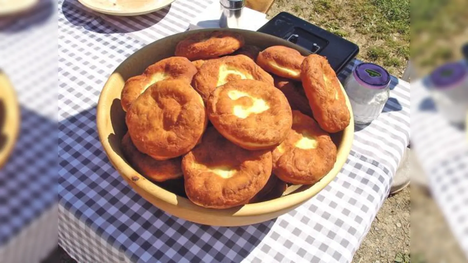 Da läuft einem das Wasser im Mund zusammen. Die »Aus- zognen« im Markus Wasmeier Freilichtmuseum Schliersee werden immer frisch rausgebacken. 	 (Foto: Markus Wasmeier Freilichtmuseum Schliersee)