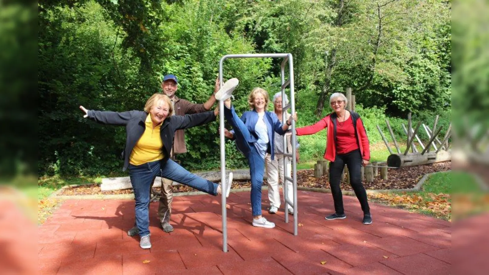 Hannelore Hartmann (von links), Josef Penzkofer (Mitarbeiter Betriebshof), Bürgermeisterin Eva John, Hannelore Uffelmann (Seniorenbeirat) und Renate Wagner (Kneipp-Verein) testen das neu Dehn- und Streckgerät. (Foto: Stadt Starnberg)