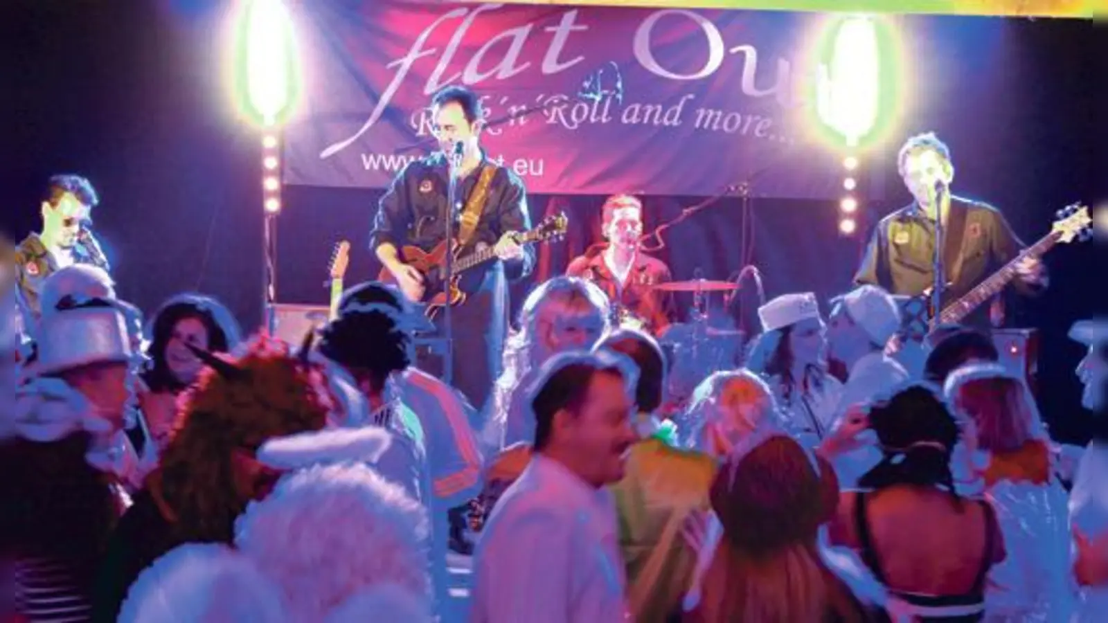 Die Band »Flat Out« wird den Besuchern des Faschingsballs mächtig einheizen. 	 (Foto: VA)