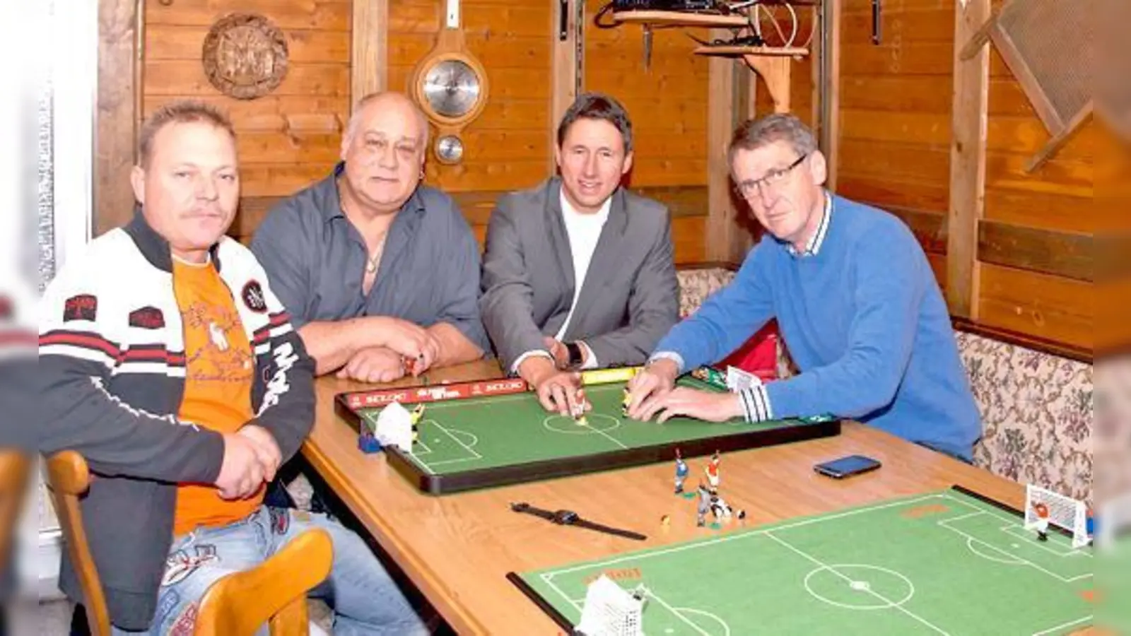 In Lohhof lebt die alte Tradition des Tipp-Kick-Spiels wieder auf. Und am Ende gibt`s Weißbier. 	 (Foto: VA)