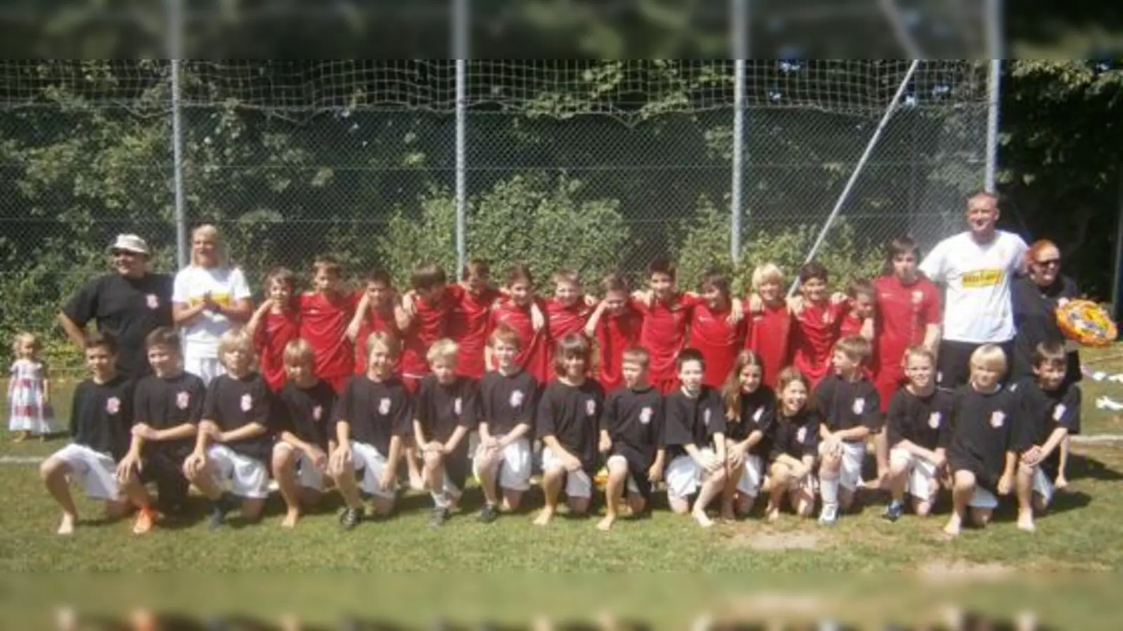 Die zwei erfolgreichen Jugendmannschaften des TSV Neubiberg, die ihr jeweils den ersten Tabellenplatz am Ende der Saison für sich beanspruchen konnten: D1-Junioren und E1-Junioren. 	 (Foto: VA)
