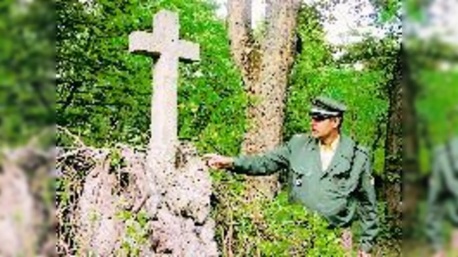Das abgebrochene Kreuz ist bereits repariert. Aber von alleine ist es sicher nicht heruntergefallen, glaubt Heinz Hanninger.	 (Foto: rme)