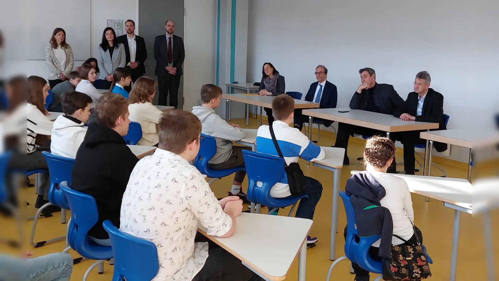 Ministerpräsident Markus Söder (vorne, 2. von rechts) und Kultusminister Michael Piazolo (vorne rechts) sprachen mit ukrainischen Schülerinnen und Schülern des Gymnasiums München-Moosach. (Foto: bas)