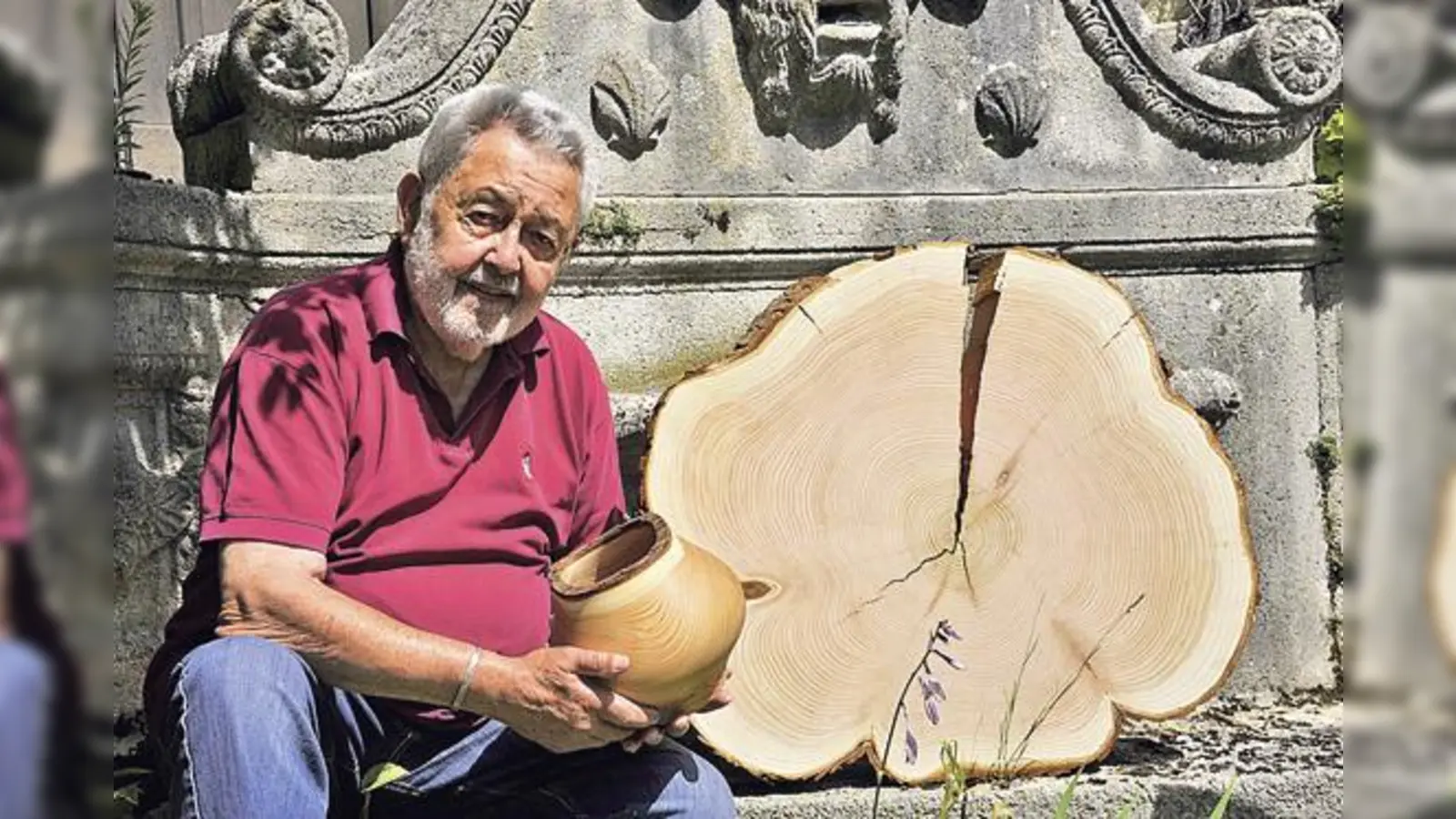 Holzausstellung zum 100. Geburtstag: Der Holzkünstler Volkmar Zimmer mit einer Scheibe von Thuja plicata, dem Riesen-Lebensbaum, der über 90-jährig einem Sturm zum Opfer fiel. 	 (Foto: Franz Höck / Botanischer Garten München-Nymphenburg)