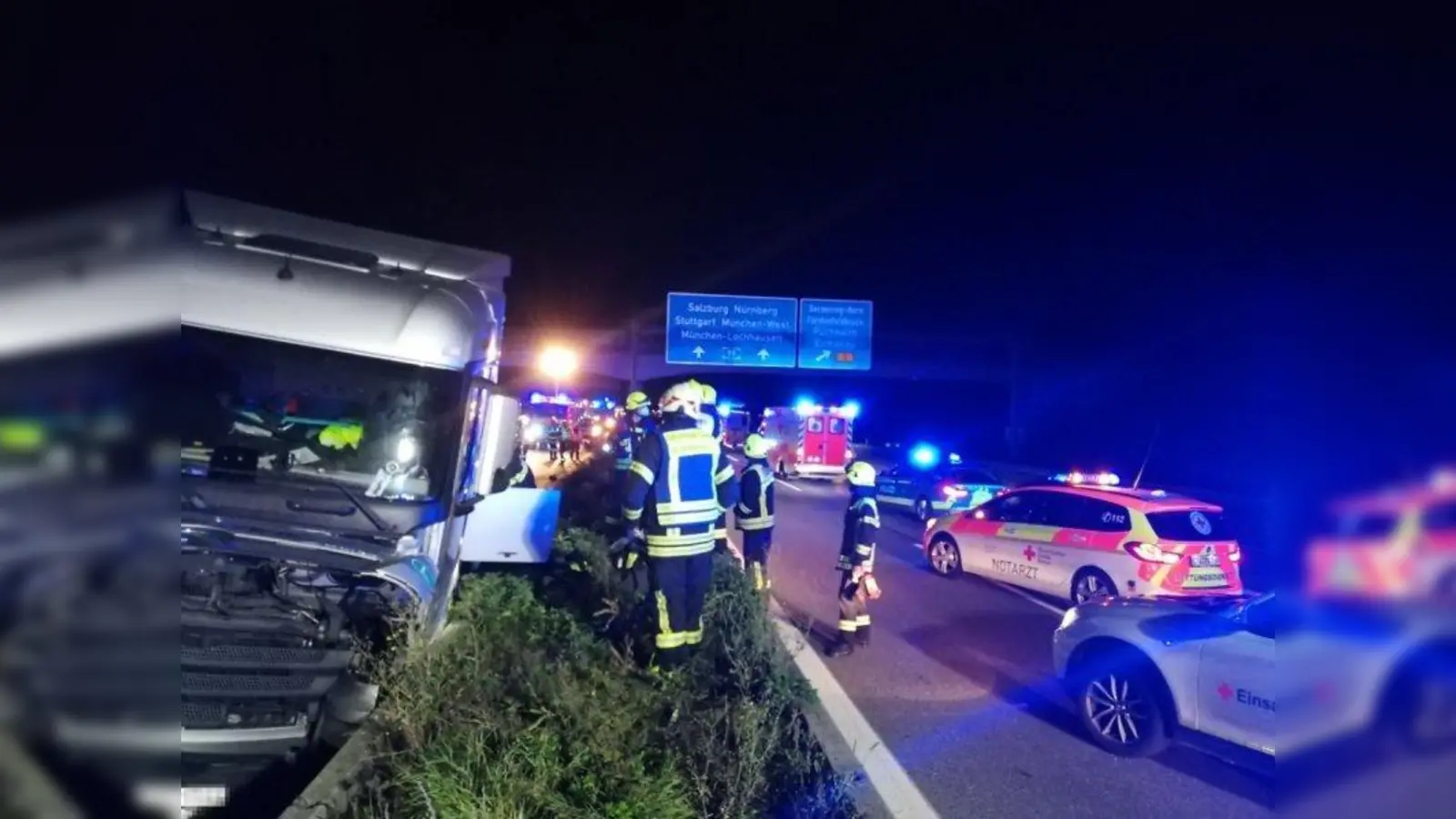 Mitten in der Nacht sicherten die Germeringer Einsatzkräfte die Unfallstelle auf der Autobahn ab. (Foto: FW)