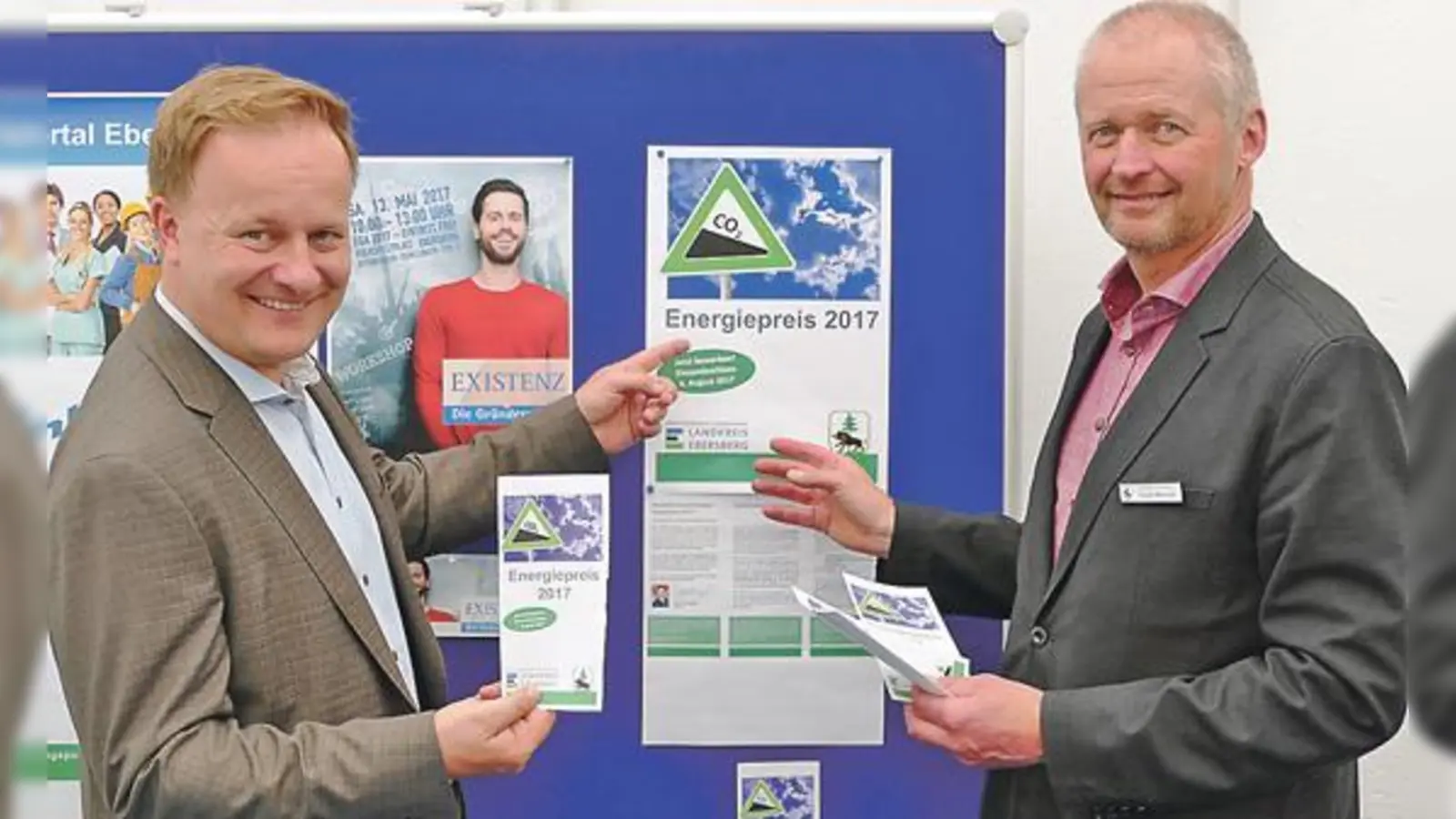 Robert Niedergesäß und Wirtschaftsförderer Augustinus Meusel mit dem Flyer zum Energiepreis 2017. 	 (Foto: LRA)