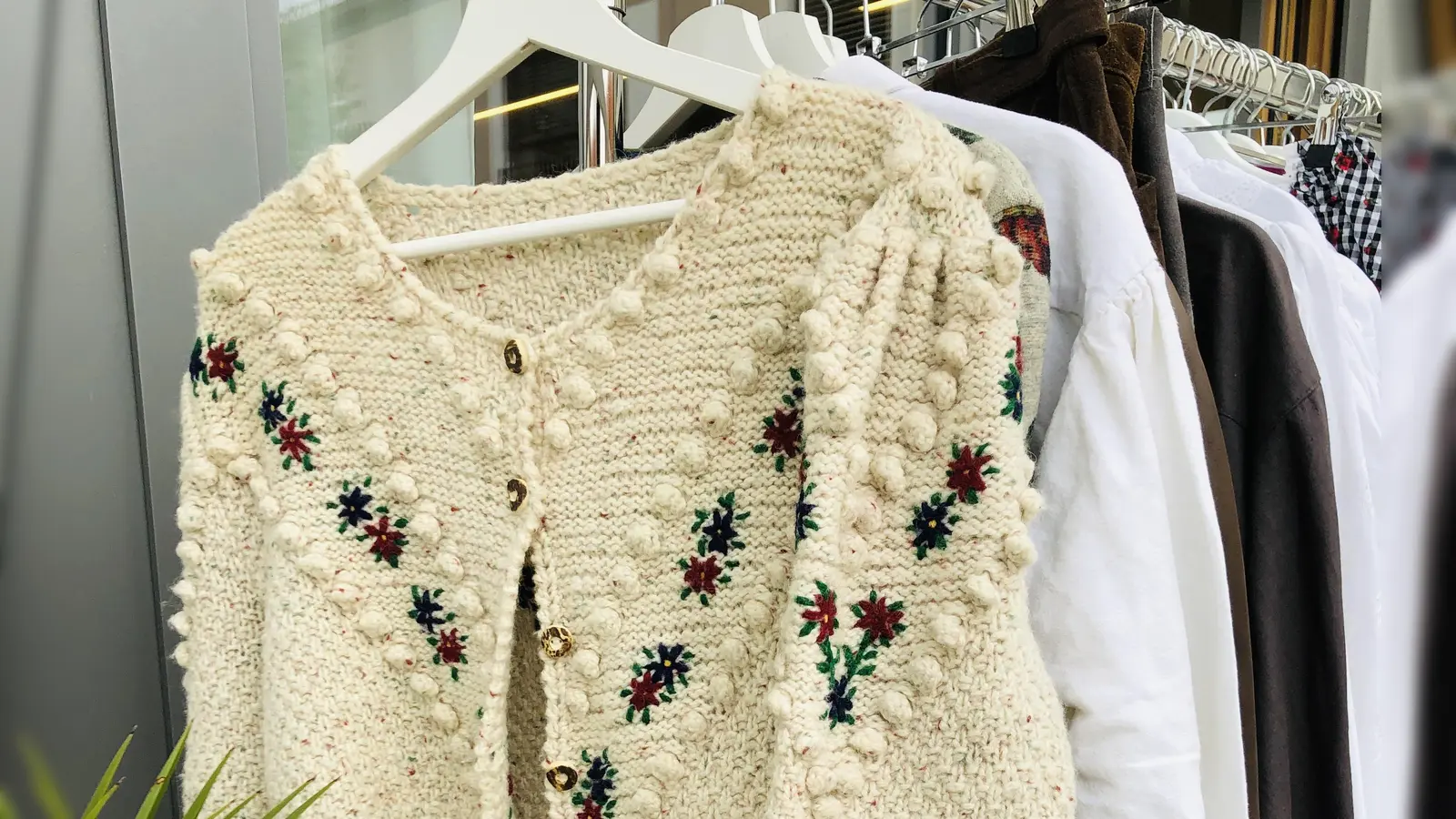 Kleidung tauschen statt zu shoppen, das kann man bei der Klamottentauschparty am Samstag. (Foto: hw)