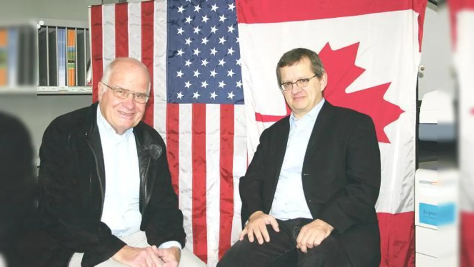 Oskar Holl (l.) und Raimund Lammersdorf hoffen, dass der Standort des Amerika Hauses erhalten bleibt.	 (Foto: Sylvie-Sophie Schindler)