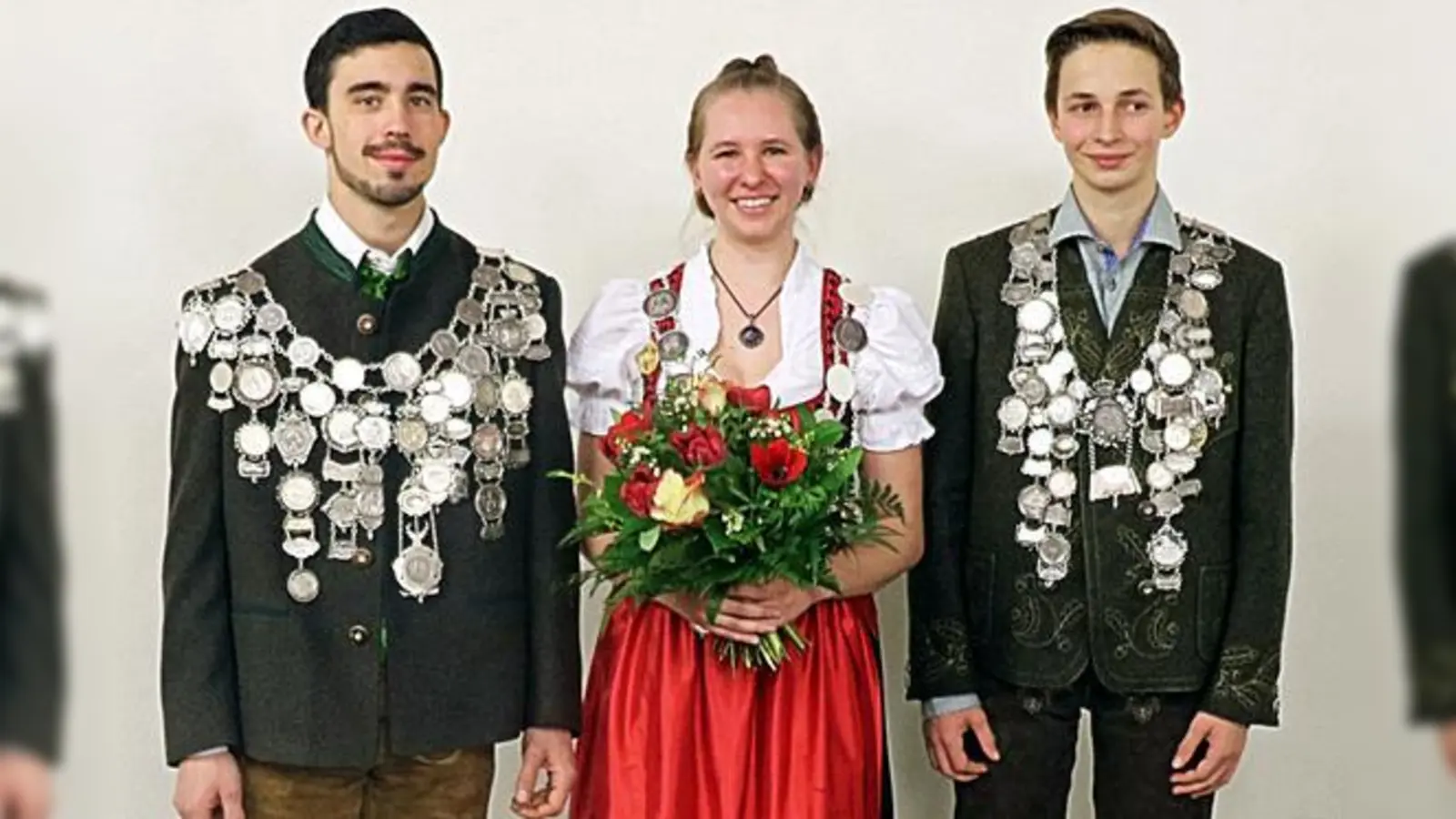 Schützenkönig Michael Neumayer jun., LP-Bezirksschützenkönigin Victoria Matten und Jugendschützenkönig Sebastian Herrmann von der SG Taufkirchen. 	 (Foto: Privat)