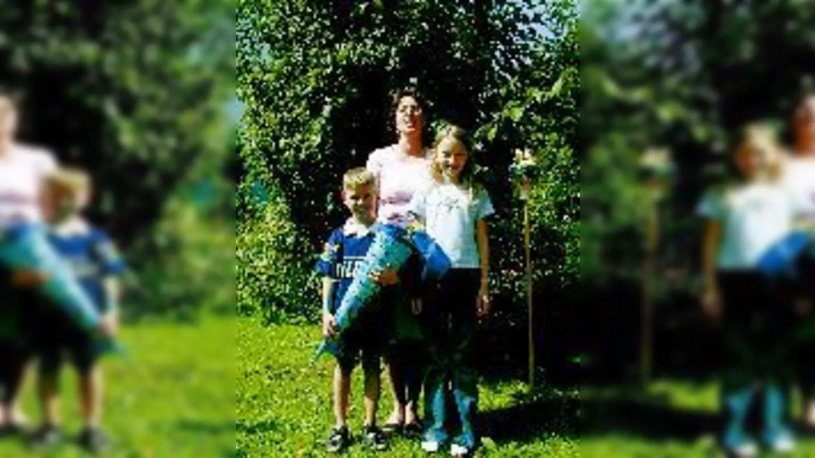 Thomas Schmalfuß, von der Polizei Moosach und Peter Strupp vom BA-Moosach blicken dem Schulanfang, sorgenvoll entgegen. Roswitha Günzinger, ihr Sohn Christian und ihre Tochter Kathy freuen sich.	  (Foto: sk)